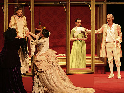 Szenenfoto aus der Produktion Gef�hrliche Liebschaften  &copy; Kom�die D�sseldorf/Theatergastspiele Kempf GmbH